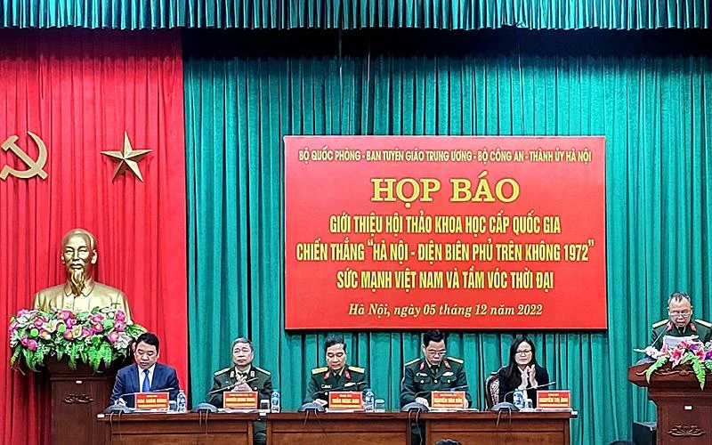 Các đồng chí đại diện Ban tổ chức cung cấp thông tin về Hội thảo tại buổi họp báo.