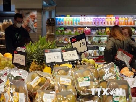Người dân mua sắm tại một siêu thị ở Rome, Italia ngày 29/10/2022. (Ảnh: TTXVN)