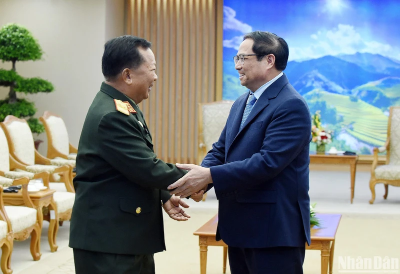 Thủ tướng Phạm Minh Chính đón Đại tướng Chansamone Chanyalath, Ủy viên Bộ Chính trị, Phó Thủ tướng Chính phủ, Bộ trưởng Quốc phòng Lào.