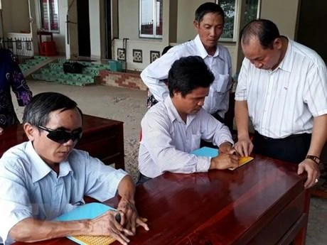Dạy người khiếm thị học chữ nổi. (Ảnh: TTXVN)