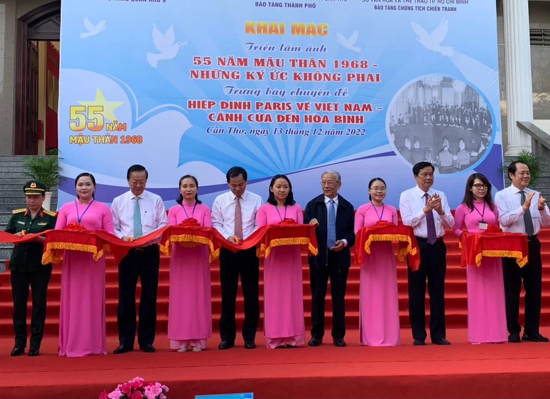 Lãnh đạo, nguyên lãnh đạo thành phố Cần Thơ cắt băng khai mạc triển lãm ảnh.