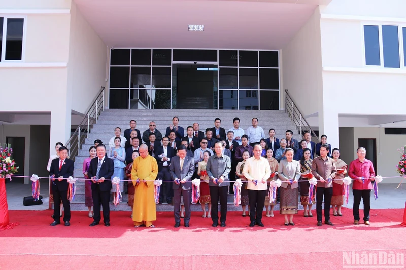 Các đại biểu cắt băng khánh thành và bàn giao tòa nhà cho Bộ Công thương Lào. 
