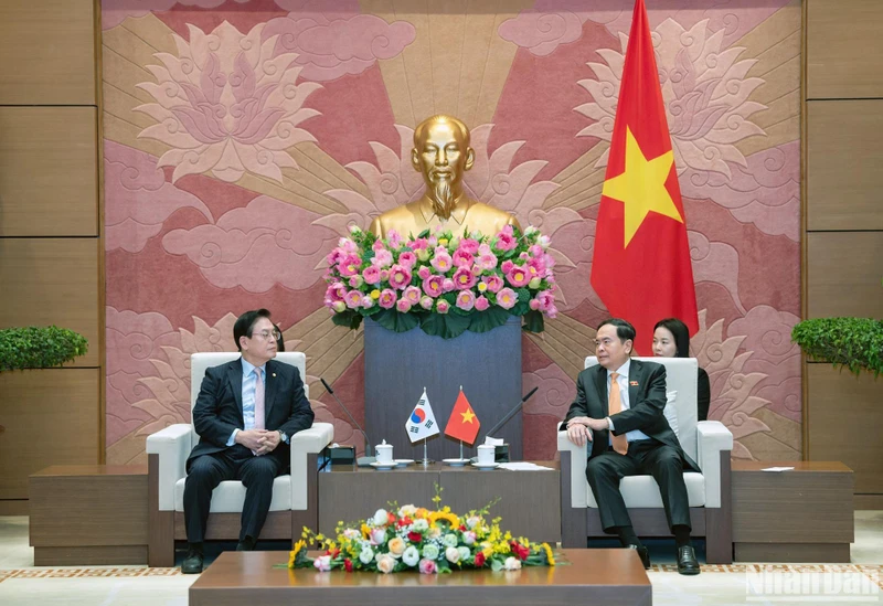 Phó Chủ tịch Thường trực Quốc hội Trần Thanh Mẫn và Phó Chủ tịch Quốc hội Hàn Quốc Chung Woo Taik tại buổi tiếp. (Ảnh: Duy Linh) 