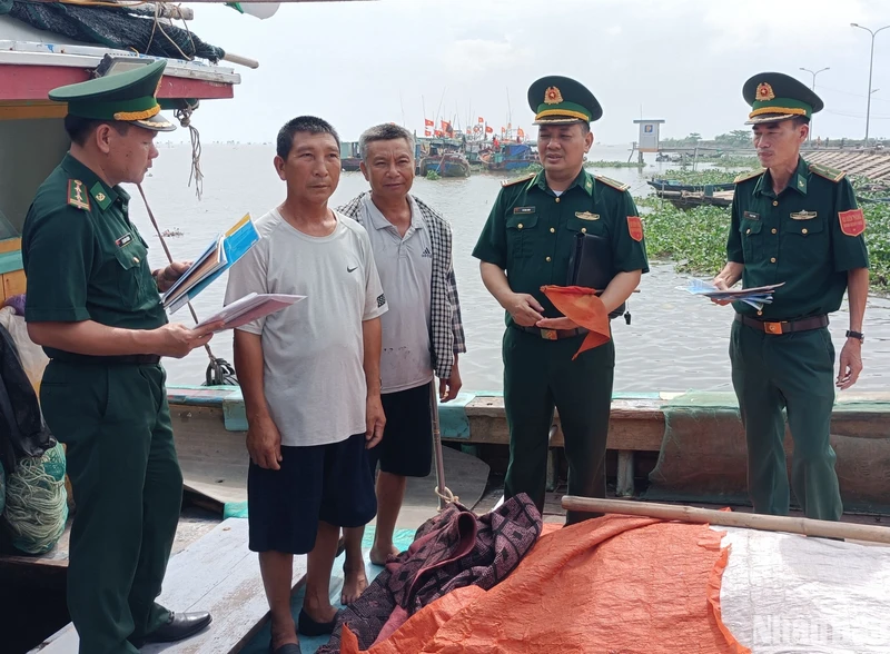 Cán bộ, chiến sĩ đồn Biên phòng Cửa Lân, xã Nam Thịnh (Tiền Hải, Thái Bình) tuyên truyền, phát tờ rơi bảo vệ an ninh biên giới biển cho ngư dân.