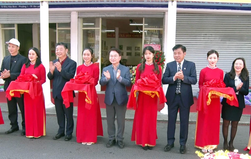 Đại diện hai thành phố Đà Lạt và Chuncheon thực hiện nghi thức khai mạc triển lãm.