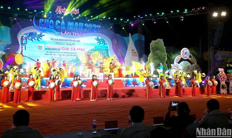 Khai mạc “Ngày hội Cua Cà Mau lần thứ I năm 2022”, tại Quảng trường Thanh niên, phường 5, thành phố Cà Mau tối 23/12.
