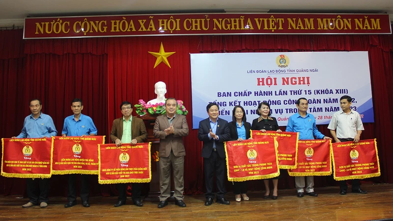 Trao Cờ thi đua cho các đơn vị xuất sắc trong phong trào công nhân viên chức, lao động và hoạt động công đoàn năm 2022. 