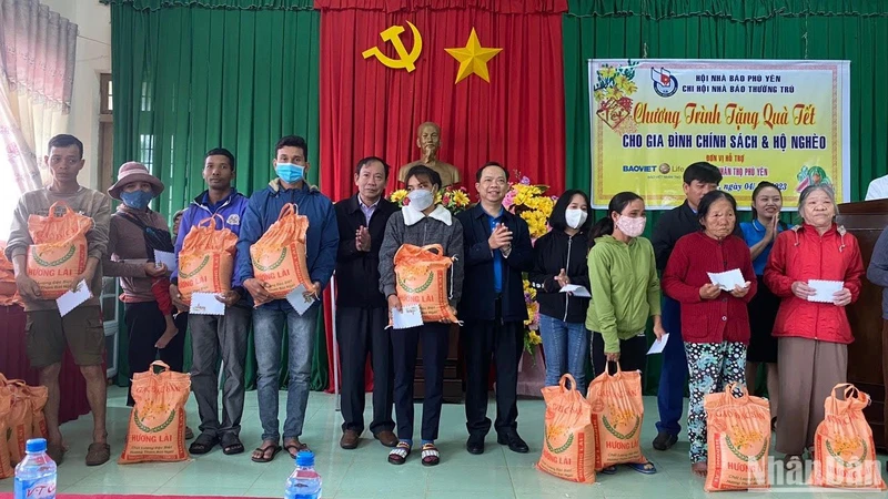 Đại diện Chi hội Nhà báo thường trú tại Phú Yên, lãnh đạo Công ty Bảo Việt Nhân thọ Phú Yên trao quà Tết cho hộ nghèo xã Ea Bar huyện Sông Hinh, Phú Yên.