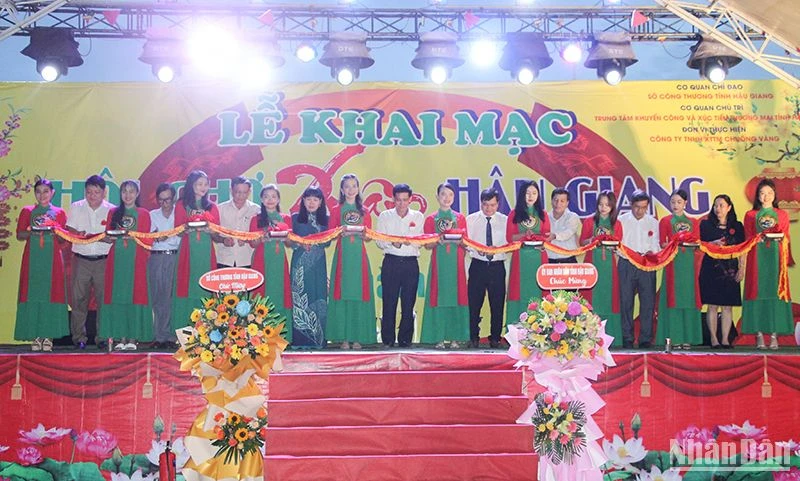 Các đại biểu cắt băng khai mạc Hội chợ.