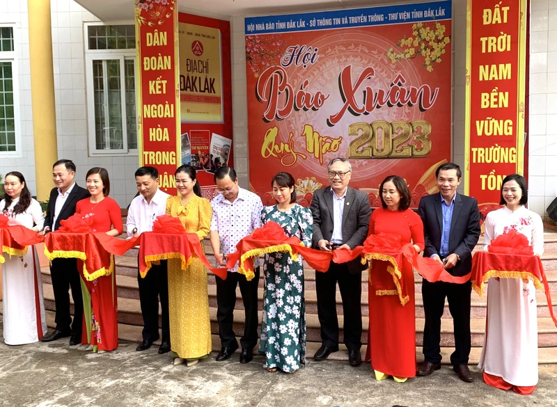 Các đại biểu cắt băng khai mạc Hội báo Xuân Đắk Lắk Quý Mão 2023.