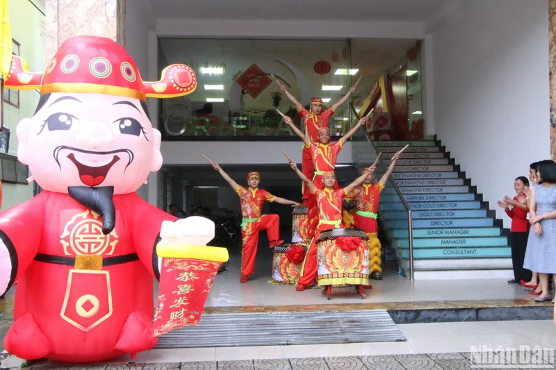 Một doanh nghiệp trên đường Lê Hồng Phong tổ chức múa lân khai trương sáng mùng 6 Tết.