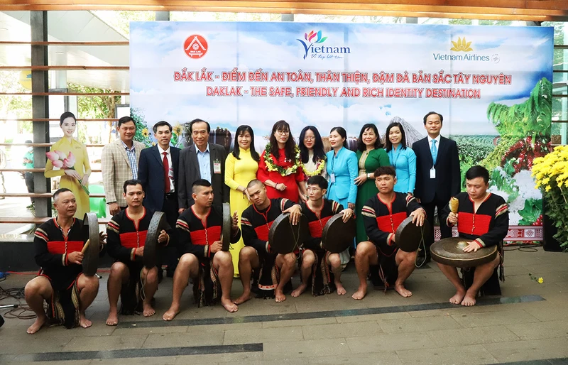 Tỉnh Đắk Lắk đón đoàn khách du lịch đầu tiên đến tỉnh bằng đường hàng không trong dịp Tết Nguyên đán Quý Mão 2023. 