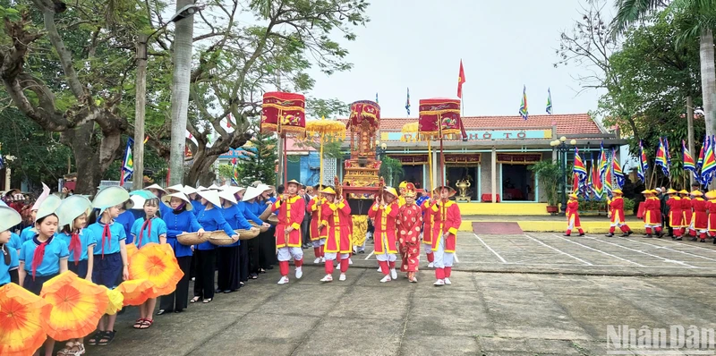Rước linh vị thành hoàng từ Đình thờ tổ đến Ngư Linh Miếu để làm lễ cầu ngư. 