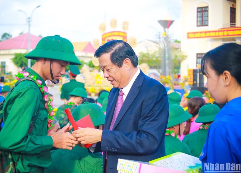 Lãnh đạo tỉnh Vĩnh Long tặng quà cho tân binh lên đường nhập ngũ. 