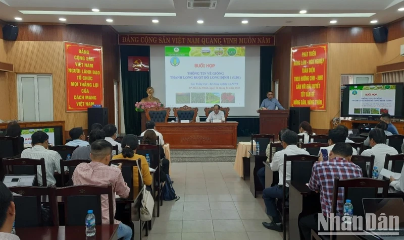 Quang cảnh cuộc họp thông tin về “giống thanh long ruột đỏ Long Định 1”.