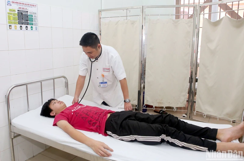 Cháu Trần Gia H. mắc bệnh lý tiêu cơ vân cấp tính được bác sĩ Bệnh viện Trung ương Huế điều trị kịp thời cứu sống tính mạng. (Ảnh: Bệnh viện cung cấp)