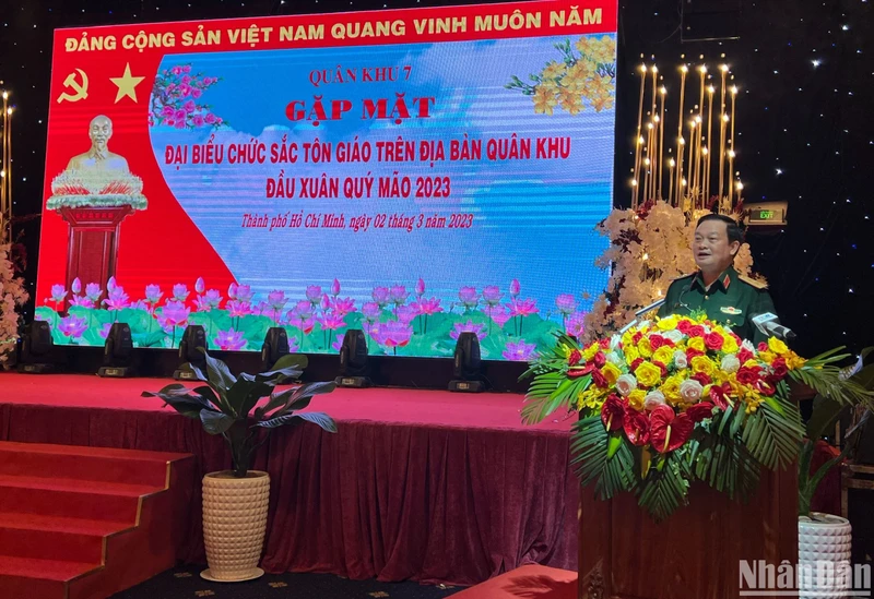 Trung tướng Trần Hoài Trung, Bí thư Đảng ủy, Chính ủy Quân khu 7 phát biểu tại buổi gặp mặt.