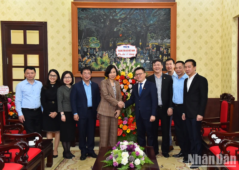 Đoàn đại biểu Thông tấn xã Việt Nam do đồng chí Vũ Việt Trang, Tổng Giám đốc Thông tấn xã Việt Nam dẫn đầu thăm, chúc mừng nhân dịp kỷ niệm 72 năm Ngày Báo Nhân Dân ra số đầu.