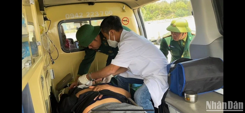 Quân y Bộ đội Biên phòng Roòn sơ cứu ban đầu và chuyển ngư dân bị tai nạn đi cấp cứu.