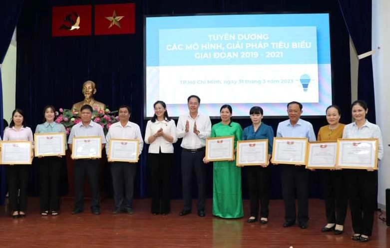 Lãnh đạo Mặt trận Tổ quốc Thành phố trao bằng khen cho các đơn vị có thành tích cao trong phong trào thi đua của Mặt trận các cấp.
