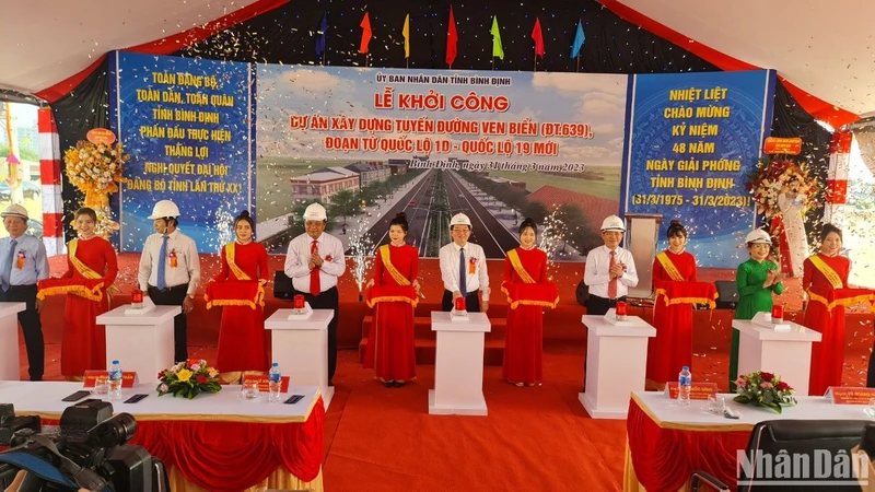 Các đại biểu nhấn nút khởi công dự án xây dựng tuyến đường ven biển (ĐT.639) đoạn từ Quốc lộ 1D đến Quốc lộ 19 mới.