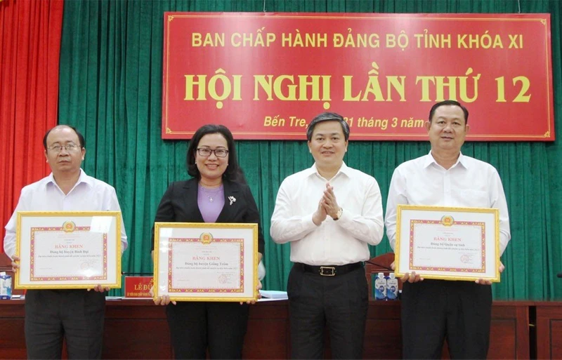 Ban Thường vụ Tỉnh ủy Bến Tre khen thưởng 3 Đảng bộ hoàn thành xuất sắc nhiệm vụ năm 2022.