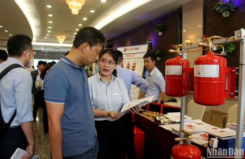 Các đại biểu dự hội thảo được giới thiệu các phương tiện phòng cháy, chữa cháy mới.