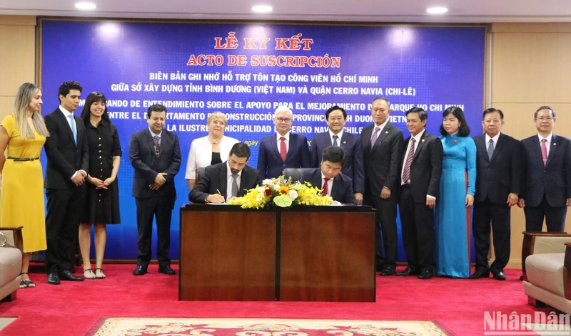Ký kết Biên bản ghi nhớ về Hỗ trợ tôn tạo Công viên Hồ Chí Minh giữa Sở Xây dựng tỉnh Bình Dương và quận Cerro Navia trước sự chứng kiến của cựu Tổng thống Chile và lãnh đạo tỉnh Bình Dương. 