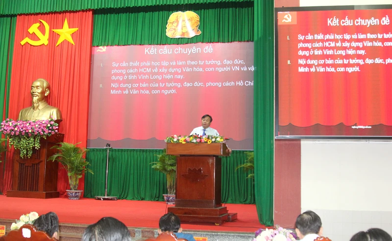 Phó Giáo sư, Tiến sĩ Nguyễn Quốc Dũng, Giám đốc Học viện Chính trị khu vực 2, phát biểu tại hội nghị. 
