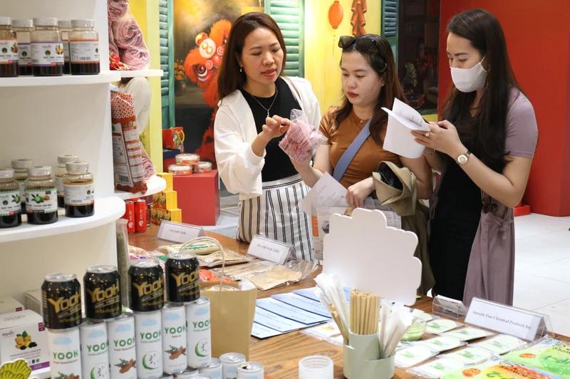Các đại biểu tham quan các sản phẩm của doanh nghiệp Thành phố Hồ Chí Minh tại phòng trưng bày của Trung tâm Xúc tiến thương mại và Đầu tư Thành phố Hồ Chí Minh.