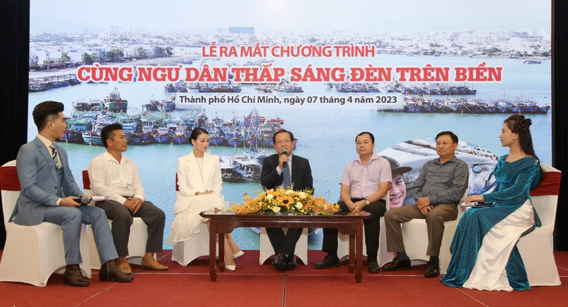 Các đại biểu giao lưu, trao đổi tại chương trình. 