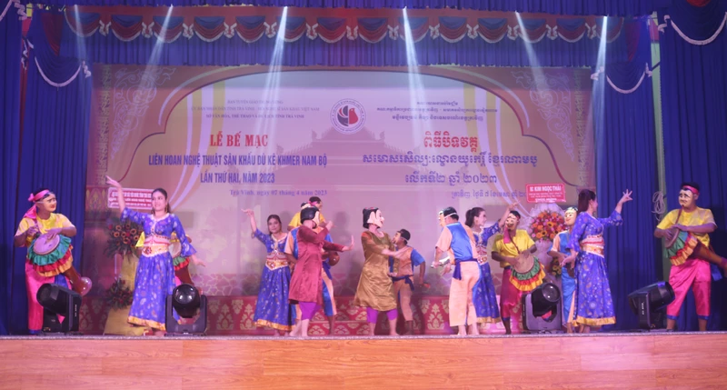 Tiết mục múa của Đoàn Nghệ thuật Khmer Ánh Bình Minh khai mạc buổi lễ.