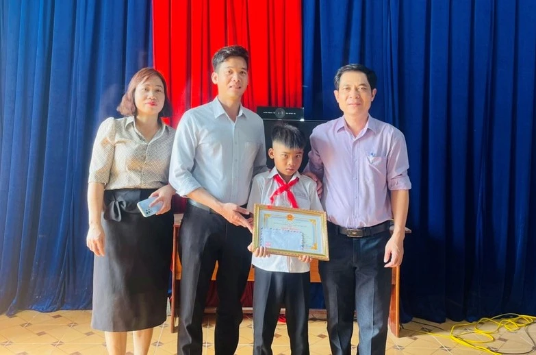 Em Kpă Nguyên được tuyên dương, khen thưởng đột xuất vì hành động dũng cảm. 