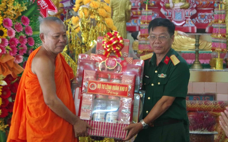 Đại tá Huỳnh Văn Bé Tư tặng quà tại chùa Bốn Mặt, xã Phú Tân, huyện Châu Thành, tỉnh Sóc Trăng.