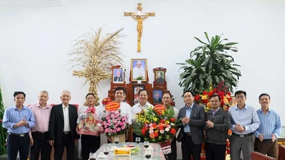 Đoàn công tác Ủy ban Mặt trận Tổ quốc, Ủy ban Đoàn kết công giáo, Sở Nội vụ tỉnh Bắc Giang thăm, chúc mừng Lễ phục sinh các chức sắc, chức việc tại Giáo xứ Tiên Lục (Lạng Giang). (Ảnh: ANH NGỌC)