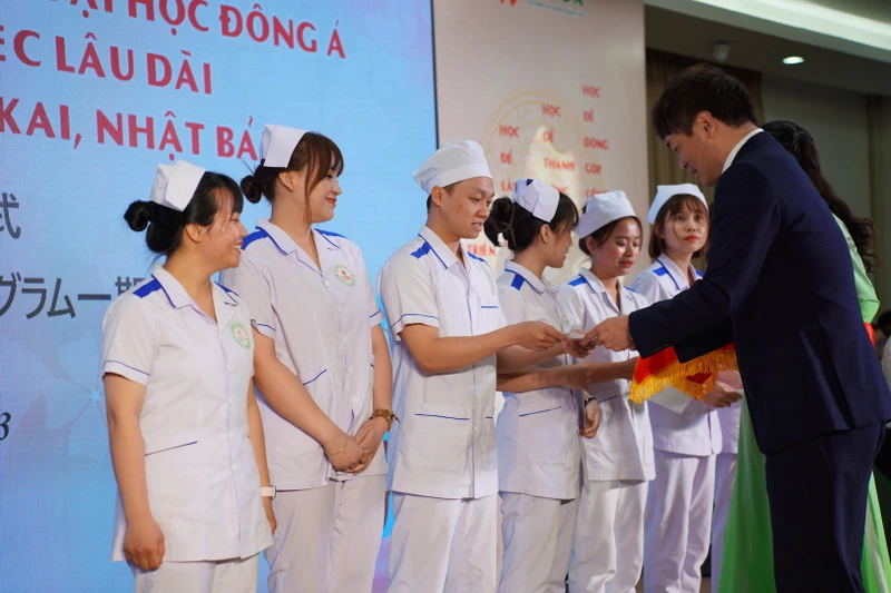 Các sinh viên nhận quyết định làm việc lâu dài tại Tập đoàn Aijinkai. 