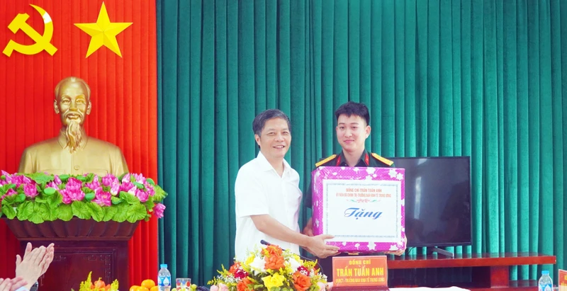 Đồng chí Trần Tuấn Anh tặng quà cho Trung đội đảo La.
