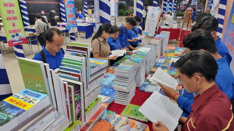 Gian hàng trưng bày sách thu hút đông đảo các bạn trẻ.