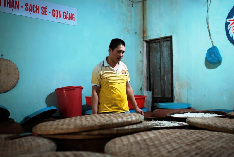Anh Phan Quang bên những chum mắm tâm huyết của mình.