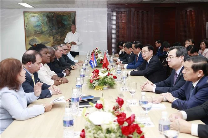 Chủ tịch Quốc hội Vương Đình Huệ gặp lãnh đạo Thành ủy Santiago de Cuba và Chính quyền thành phố. (Ảnh: TTXVN)