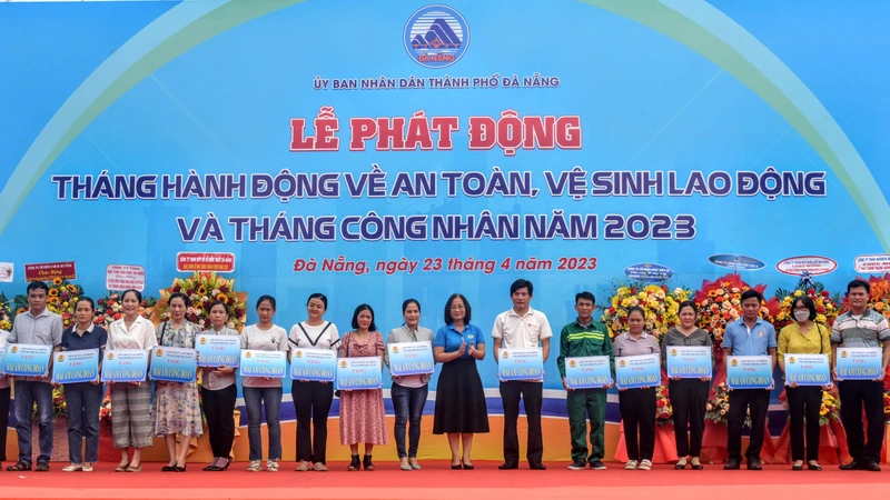 Trao nhà “Mái ấm công đoàn” cho người lao động có hoàn cảnh khó khăn.