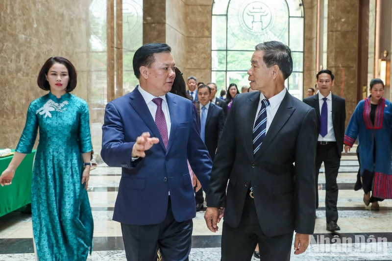 Bí thư Thành ủy Hà Nội Đinh Tiến Dũng và Chủ tịch Ủy ban Trung ương Mặt trận Lào xây dựng đất nước Sinlavong Khoutphaythoune tại buổi tiếp.