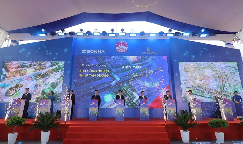 Các đại biểu bấm nút khởi công dự án.
