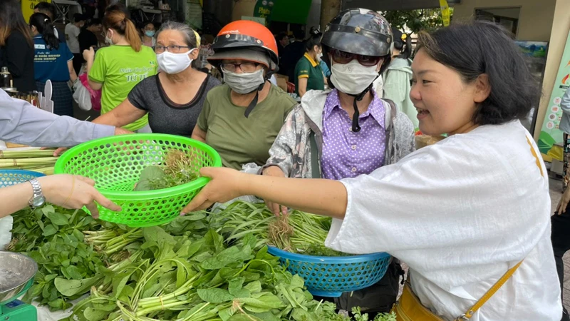 Nhiều người tiêu dùng đến mua sắm tại phiên chợ xanh-tử tế.