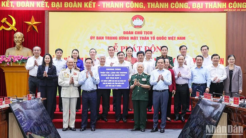 Chủ tịch nước Võ Văn Thưởng trao ủng hộ đợt 1 cho tỉnh Điện Biên. (Ảnh: HƯƠNG ĐIỆP)