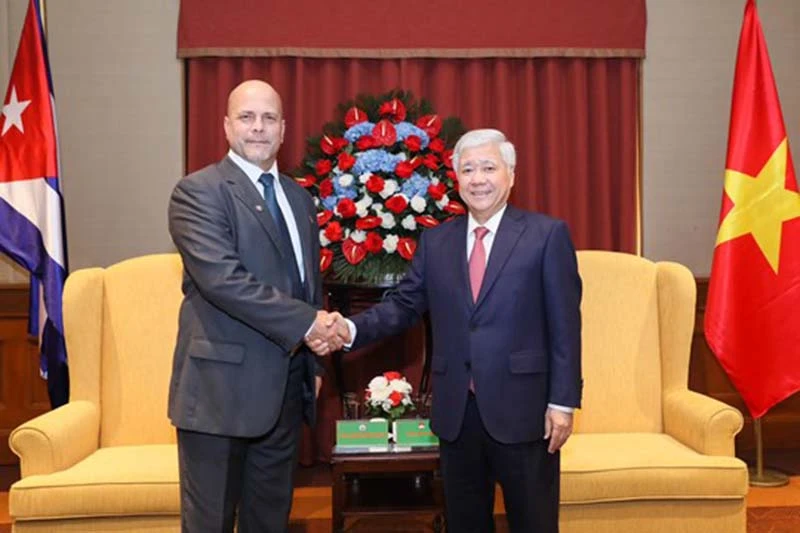 Chủ tịch Ủy ban Trung ương Mặt trận Tổ quốc Việt Nam Đỗ Văn Chiến thân mật tiếp Chủ tịch Ủy ban Bảo vệ Cách mạng Cuba Gerardo Hernandez Nordelo. 