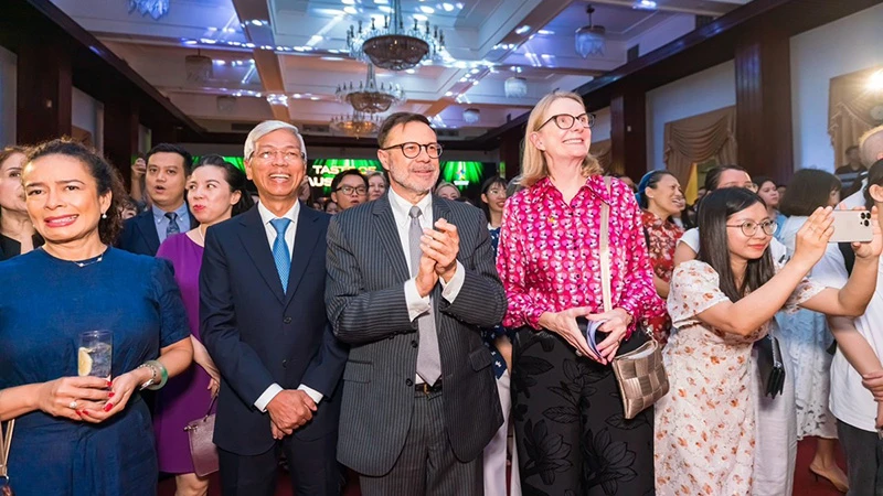 Phó Chủ tịch Ủy ban nhân dân Thành phố Hồ Chí Minh Võ Văn Hoan, Đại sứ Australia tại Việt Nam Andrew Goledzinowski, Tổng Lãnh sự Australia Sarah Hooper tham dự sự kiện Taste of Australia 2023. (Ảnh: Đại sứ quán Australia)