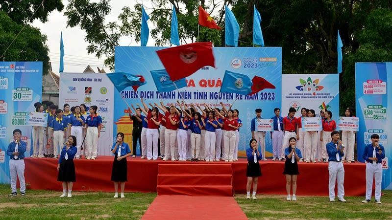 Biểu diễn văn nghệ “Mùa hè tình nguyện” tại Lễ ra quân Chiến dịch Thanh niên tình nguyện hè năm 2023.