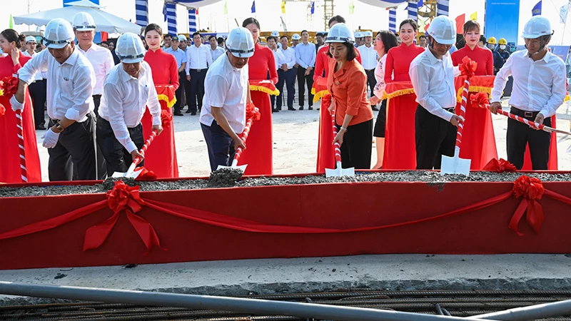 Lãnh đạo thành phố Hà Nội và các đại biểu thực hiện nghi thức hợp long cầu Vĩnh Tuy giai đoạn 2. (Ảnh: Duy Linh)