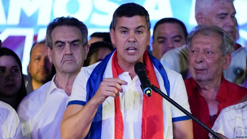 Ông Santiago Peña Palacios (giữa) của đảng cầm quyền Colorado đã chiến thắng trong bầu cử Tổng thống Paraguay. (Ảnh: DPA)